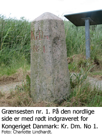 Grænsesten nr. 1 står ved Sprækbro ved siden af Ribediget. På den nordlige side er med rødt indgraveret for Kongeriget Danmark: Kr. Dm. No 1. 